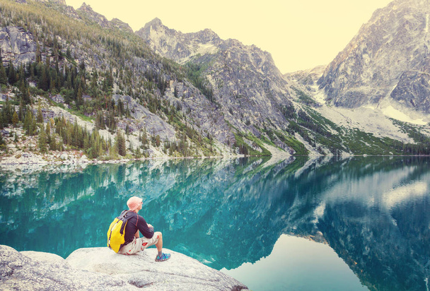 美しい高山の湖 - 写真・画像
