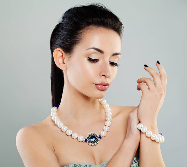 Dokonalý mladý módní Model žena s makeupem, šperky náhrdelník  - Fotografie, Obrázek