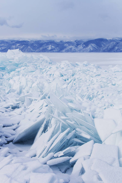 Hummock ice floes. Baikal lake winterlandschap.  - Foto, afbeelding
