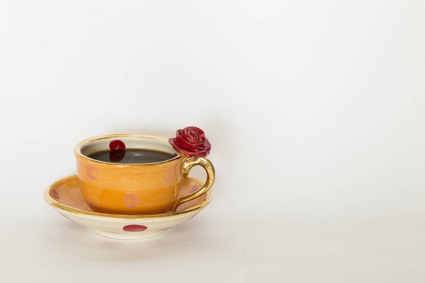 Krásné ručně vyráběné oranžový pohár s červenou růží - Fotografie, Obrázek