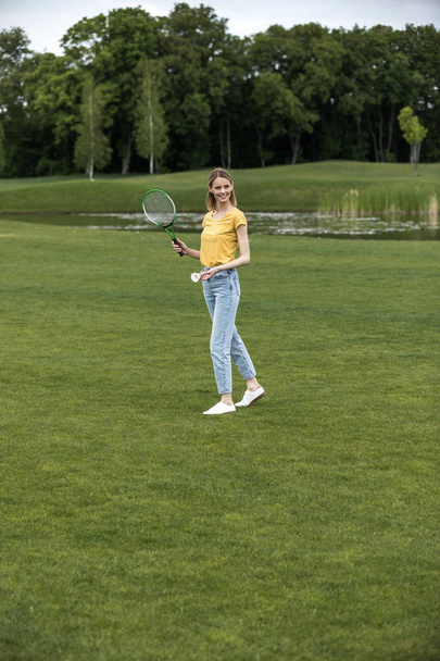 woman playing badminton - Fotografie, Obrázek