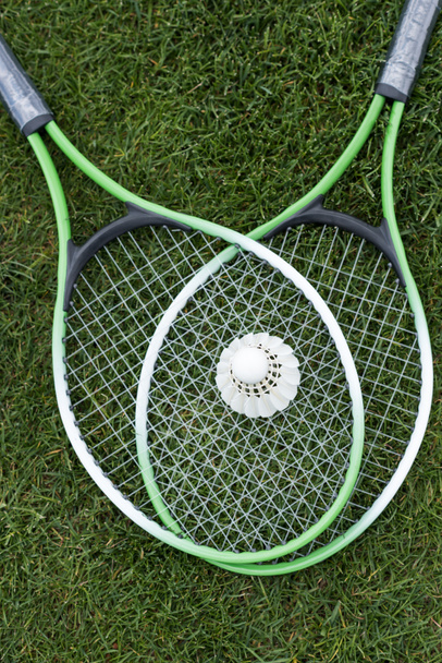 Shuttlecock on badminton rackets - Foto, Imagem