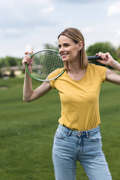 Frau mit Badmintonschläger und Federball  - Foto, Bild