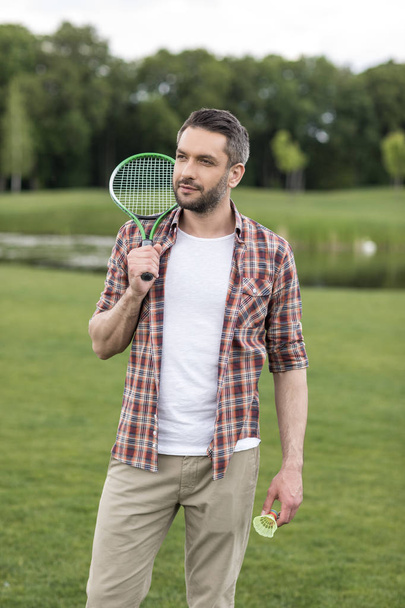 Man playing badminton  - Foto, afbeelding