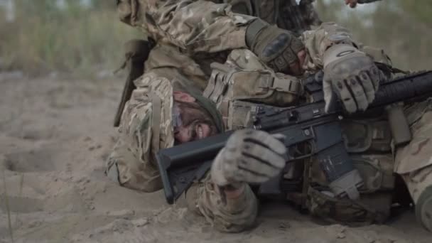 De commandant slaat de soldaat - Video