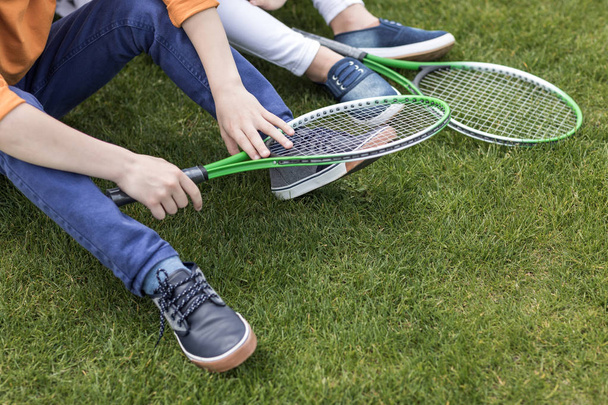 kids holding badminton rackets - Фото, изображение