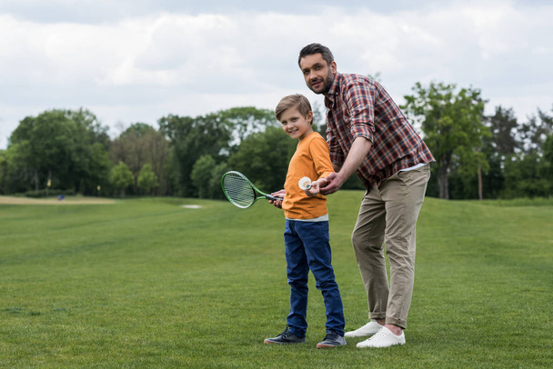 Father and son playing badminton  - Foto, immagini