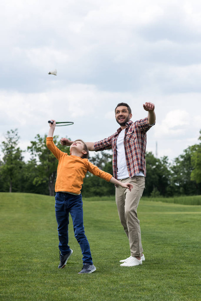 Father and son playing badminton  - Foto, afbeelding