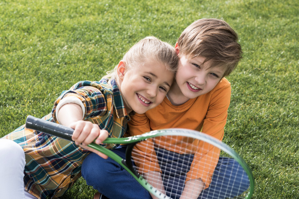 Kinderen met badminton racket  - Foto, afbeelding