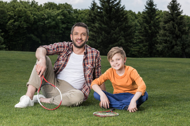 Vater und Sohn spielen Badminton  - Foto, Bild