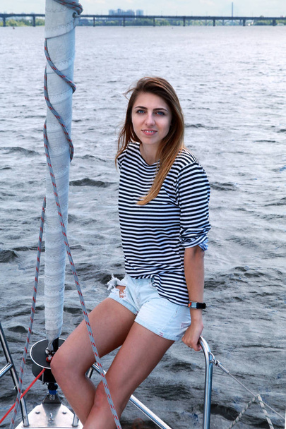 Молодая женщина на частной яхте
 - Фото, изображение