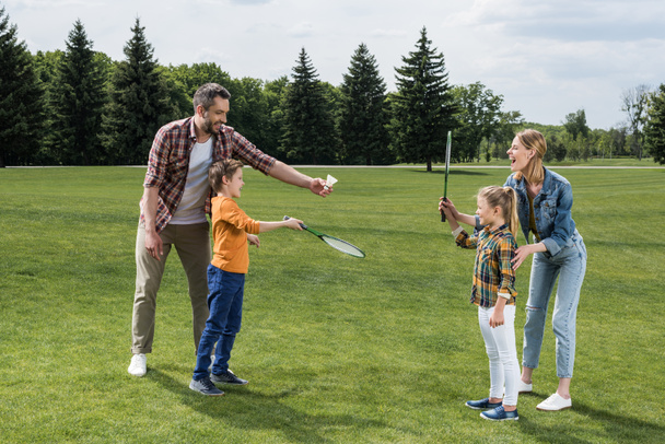 parents playing badminton with kids - Fotoğraf, Görsel