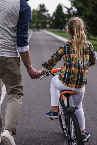 Vater bringt Tochter Fahrradfahren bei - Foto, Bild