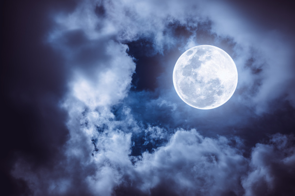Nachthimmel mit bewölkten und hellen Vollmond, Hintergrund der Natur. - Foto, Bild