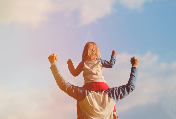 Vater und kleine Tochter spielen am Himmel - Foto, Bild