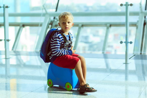 menino bonito esperando no aeroporto
 - Foto, Imagem