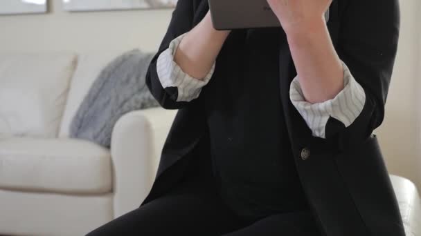 Entrepreneur Swiping Across Her Tablet  - Πλάνα, βίντεο
