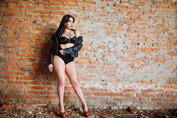 Brunette plus size sexy woman, wear at black leather jacket, lac - Foto, afbeelding