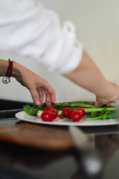 Salat in der Küche zubereiten  - Foto, Bild