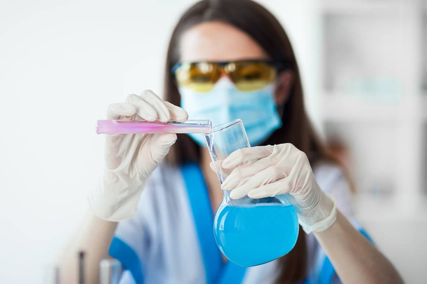 Scientist doing test in laboratory - Foto, Imagem