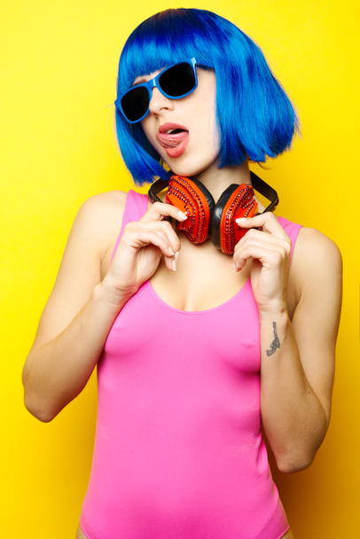 bela jovem sexy menina dj no azul peruca azul óculos de sol e pino
 - Foto, Imagem