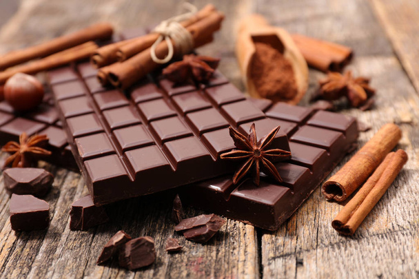 chocolate bars and spices - Foto, imagen