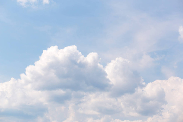 Голубое небо с белыми облаками крупным планом
 - Фото, изображение