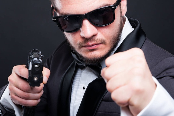 Nahaufnahme Porträt eines gewalttätigen Mörders mit Handfeuerwaffe - Foto, Bild