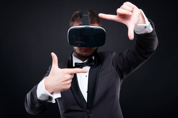 Knappe rijke man met virtuele realiteit glassess - Foto, afbeelding