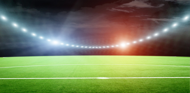 Fußballplatz mit dicken, sehr hellen Lichtern - Foto, Bild
