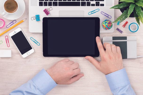 Mesa de escritorio de oficina lugar de trabajo con ipad tableta digital pc y mans manos en él vista superior plana laico
 - Foto, imagen