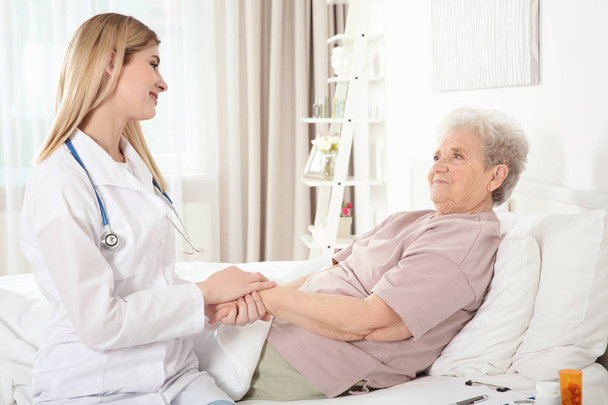 nurse examining elderly woman - Fotoğraf, Görsel