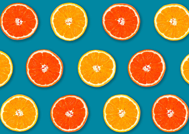 de helft van Oranje geïsoleerd op witte achtergrond - Foto, afbeelding
