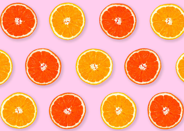 Mitad de naranja aislada sobre fondo blanco
 - Foto, imagen
