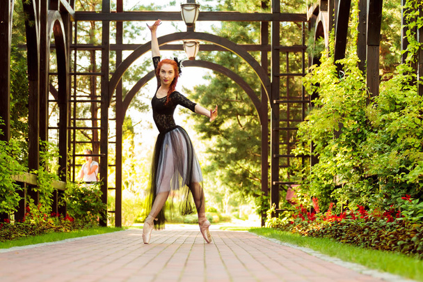 Ballerina kaduilla. Ballerina ulkona, nuori moderni baletti tanssija poseeraa
. - Valokuva, kuva
