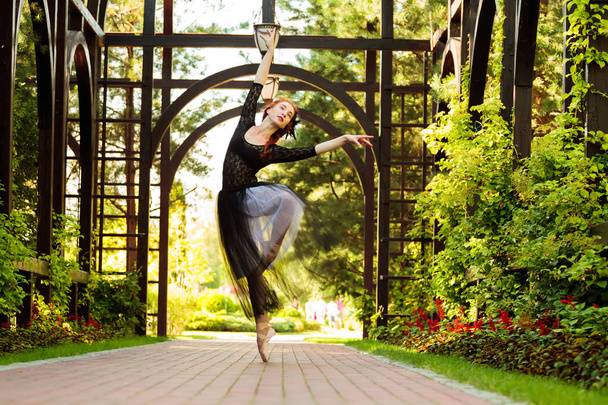 Balerina az utcán. Balerina házon kívül, pózol, fiatal modern balett-táncos. - Fotó, kép