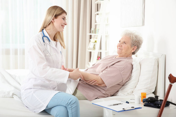 nurse examining elderly woman - Фото, изображение