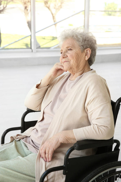 elderly woman in wheelchair - Fotoğraf, Görsel