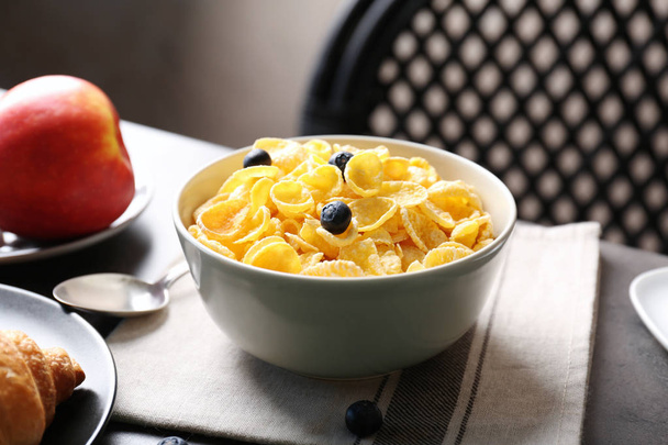 Healthy breakfast with corn flakes - Фото, зображення