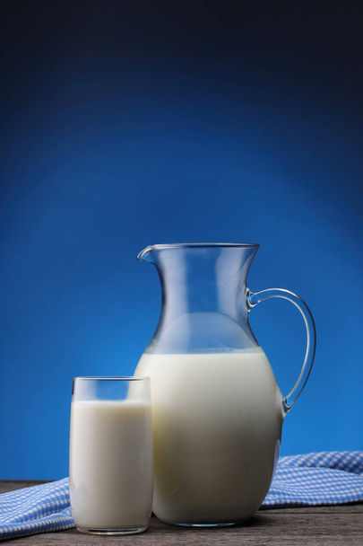 Jar és némi tejjel, a kék üveg - Fotó, kép