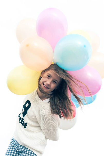 Veselá hezká mladá dospívající dívka s různobarevné balónky bu - Fotografie, Obrázek