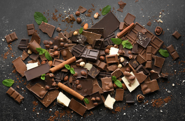 Купка зламаних шоколадних шматочків
 - Фото, зображення