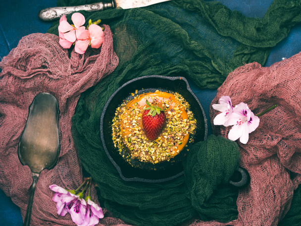 Caramel cake with strawberry pistachio flowers - Foto, Imagem