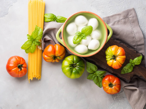 Olasz étel paradicsomos mozzarella csendélet - Fotó, kép