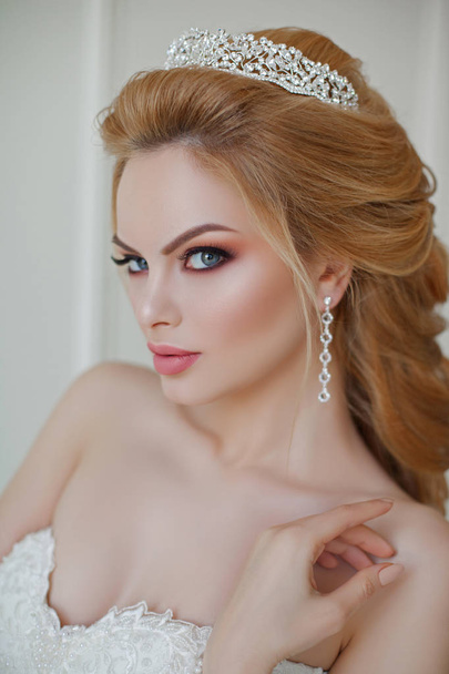 portrait of beautiful blonde bride with fashion hairstyle and make-up - Φωτογραφία, εικόνα
