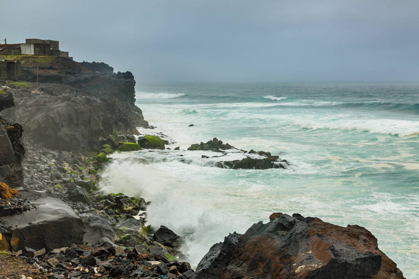 Mau tempo na costa norte da Ilha de São Miguel, Açores
 - Foto, Imagem