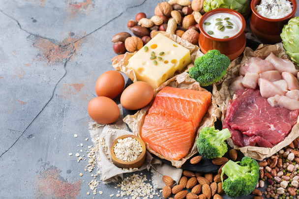 Auswahl an gesunden Proteinquellen und Bodybuilding-Nahrungsmitteln - Foto, Bild