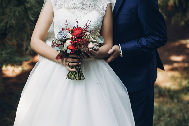 bride and groom holding bouquet - Photo, Image