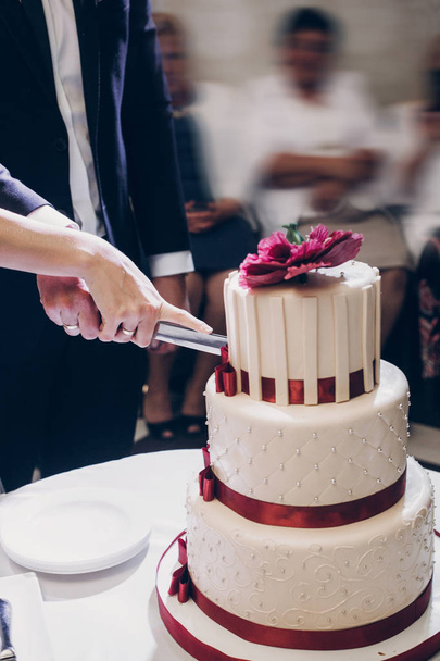bride and groom cutting cake - Photo, Image
