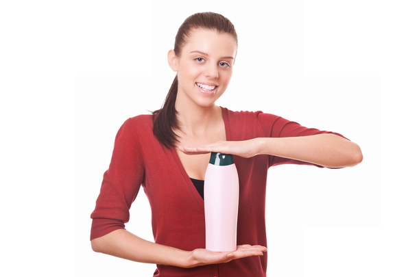 Mulher segurando na mão shampoo
 - Foto, Imagem